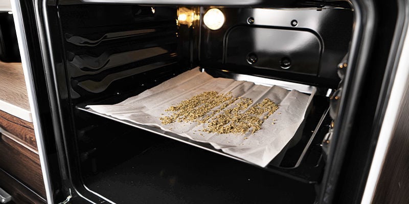 Verteile Dein Grob Gemahlenes Cannabis Auf Einem Mit Backpapier Ausgelegten Backblech