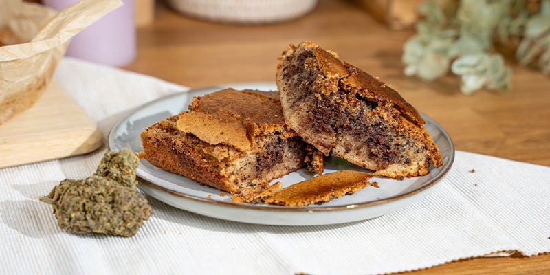 Schneide Den Kuchen Nach Dem Abkühlen In Die Gewünschte Größe Und Form