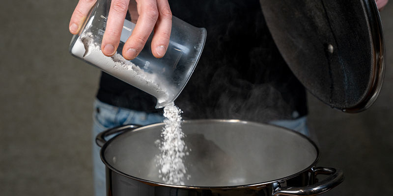 Bringe etwa 2,5 Liter Wasser zum Kochen