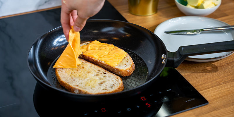 Lege Ein Stück Brot Mit Der Normalen Butterseite Nach Unten In Die Pfanne. Lege Die Käsescheiben Oben Auf Das Brot