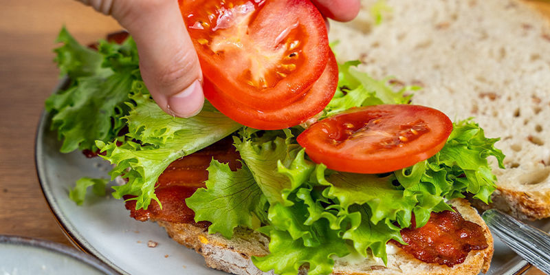 Lege Die Zweite Scheibe Brot Darauf Und Serviere. Wenn Du Einen Stärkeren Kick Willst, Kannst Du Den Salat Vor Dem Verzehr Mit Etwas Cannaöl Beträufeln