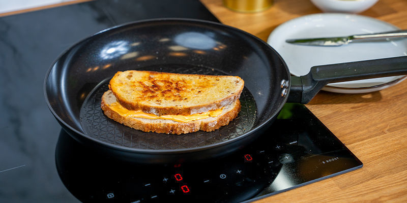 Lege Das Zweite Stück Brot Mit Der Cannabutter-Seite Zum Käse Zeigend Darauf