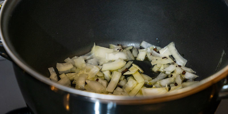 Erhitze Das Öl Im Topf Und Brate Die Zwiebeln Und Pilze Mit Etwas Butter Oder Olivenöl An, Bis Sie Weich Sind. Gib Den Knoblauch Hinzu Und Lass Alles Nochmal Für Etwa Eine Minute Braten