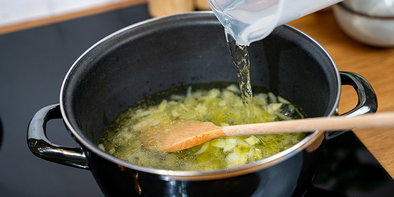 Lösche Das Ganze Mit Wasser Ab Und Bringe Es Zum Kochen