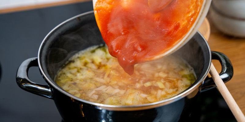 Gib Die Tomaten Und Die Gemüsebrühe Hinein Und Reduziere Die Temperatur Soweit, Dass Deine Suppe Köchelt