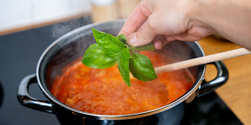 Füge Kräuter Und Gewürze Hinzu Und Lass Die Suppe Für 20 Minuten Köcheln