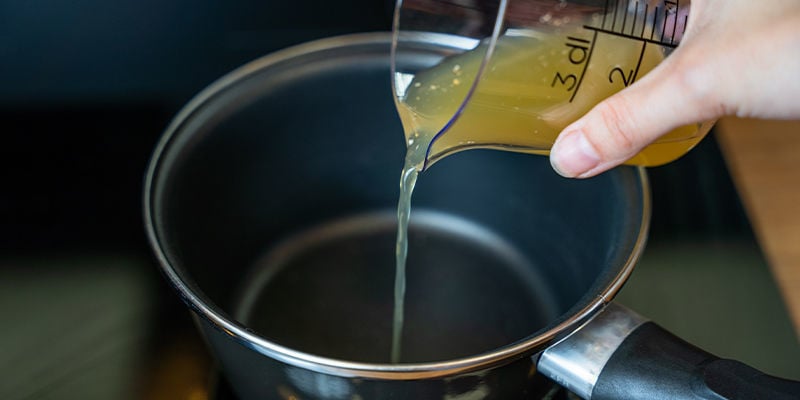 Gib Fruchtsaft, Zucker (Oder Honig) Und Geschmacksneutrale Gelatine Oder Agar In Einen Kochtopf.