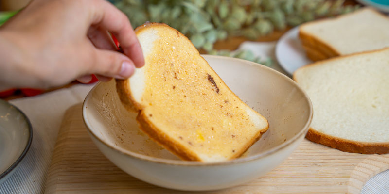 Tauche Deine Brotscheiben In Den Teig Ein Und Achte Darauf, Dass Sie Gleichmäßig Bedeckt Sind.