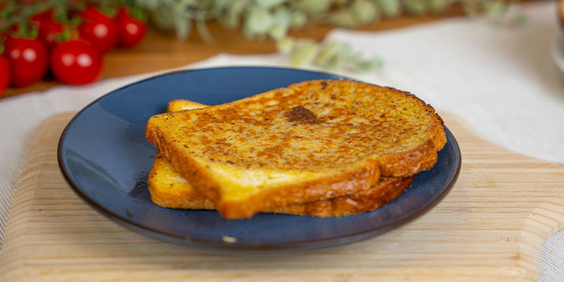 Stapele Die Fertigen Toasts Auf Einem Teller.