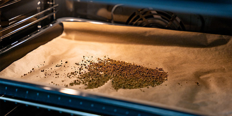 Zermahle Deine Cannabisblüten Zu Einer Mittleren Konsistenz, Verteile Sie Auf Einem Mit Backpapier Ausgelegten Backblech Und Decarboxyliere Sie 30–45 Minuten Lang Im Ofen
