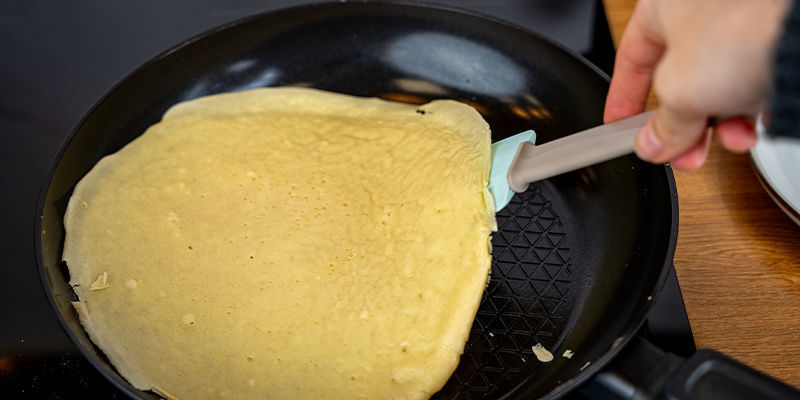 Heat A Non-Stick Pan Over Medium Heat And Lightly Grease It.