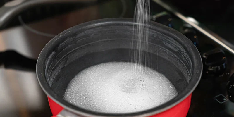 Combine the water and sugar in a saucepan and heat at a medium temperature until the sugar dissolves completely.